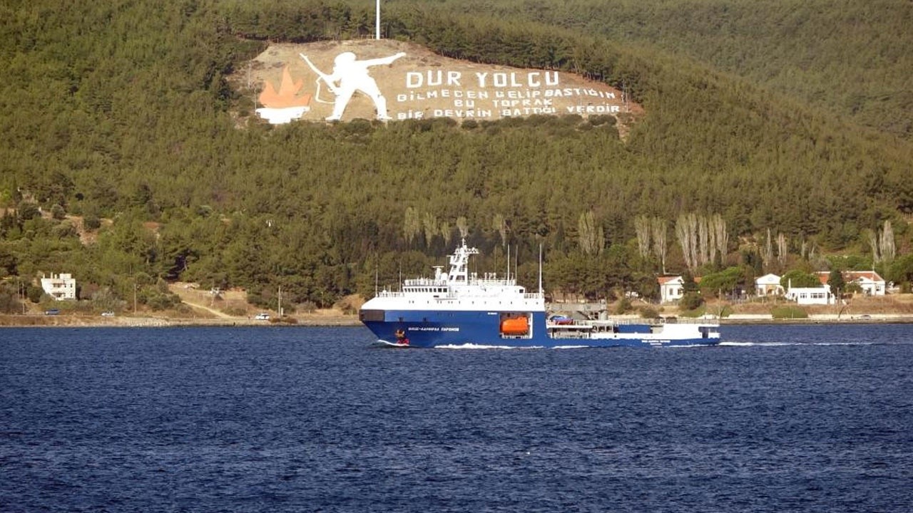 Rus askeri tankeri Çanakkale Boğazı&#039;ndan geçiş yaptı