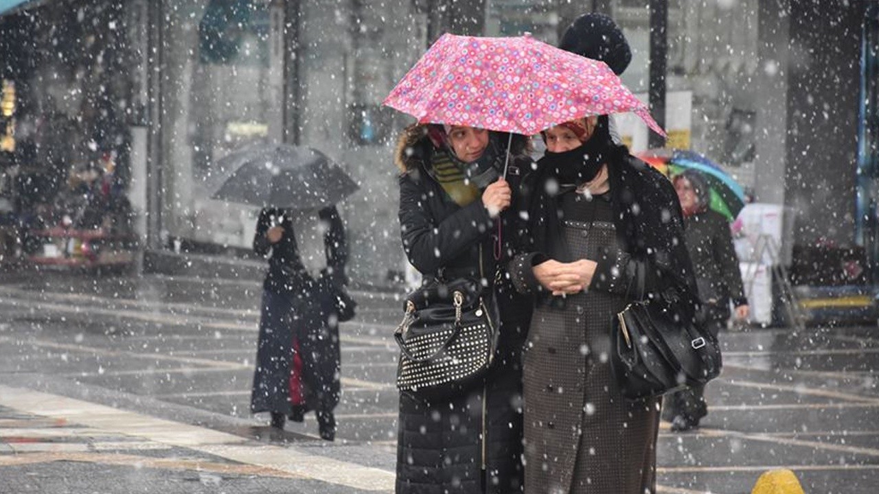 Sağanak yerini kar yağışına bırakıyor! Sel, heyelan, yıldırım ve fırtınaya dikkat (19 Ekim hava durumu)