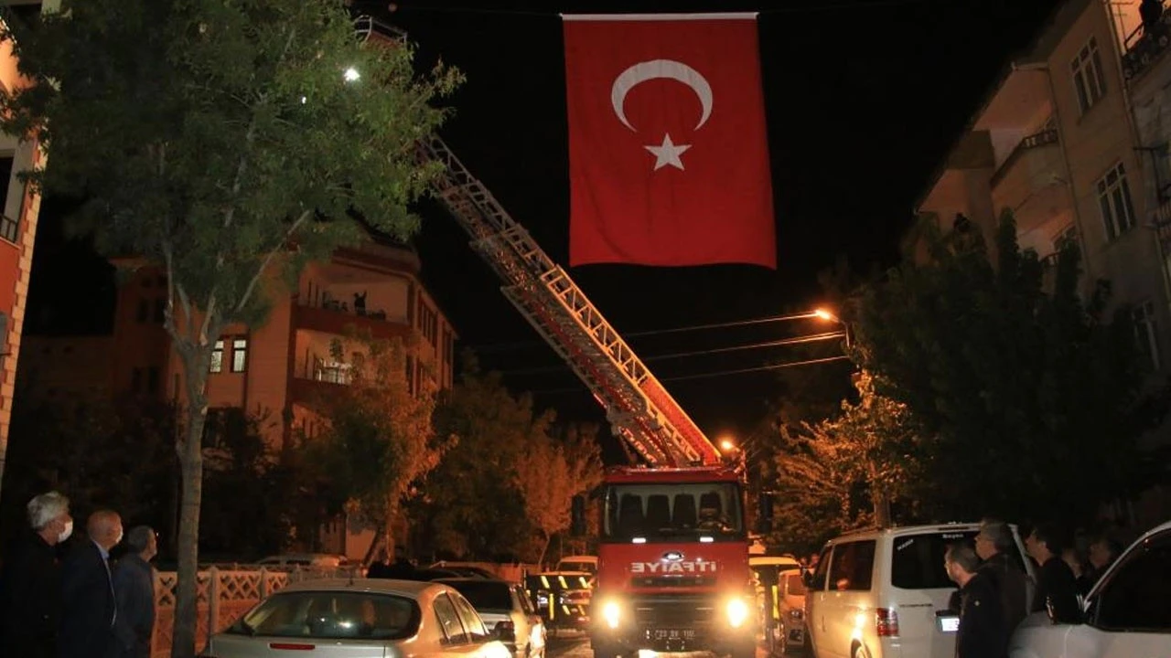 Şehidin baba ocağına Türk bayrağı asıldı