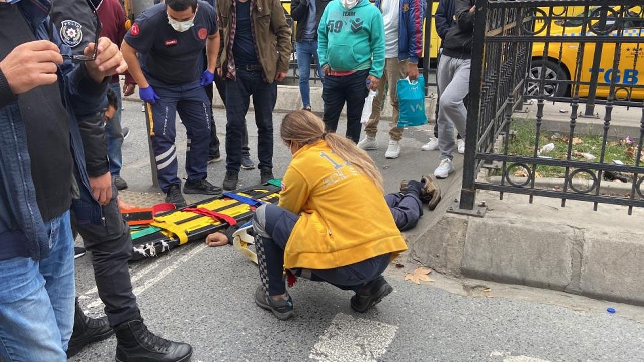 Seyir halindeki taksi yaşlı adama çarptı