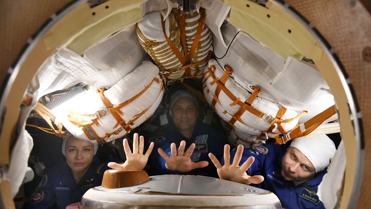 Sinema tarihinde ilk: Uzayda film çekecek ekip yola çıktı