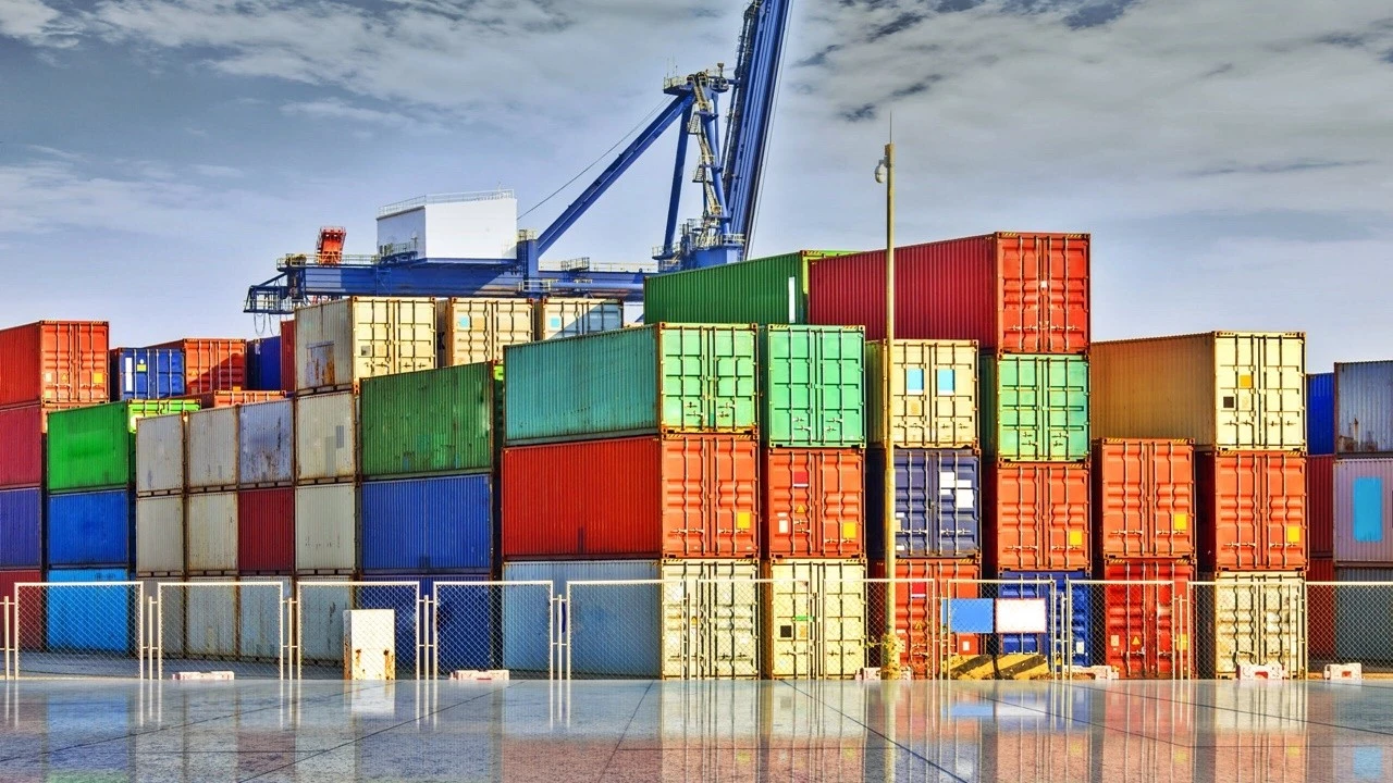 İhracatta yeni rekor kırıldı, dış ticaret açığı sert geriledi