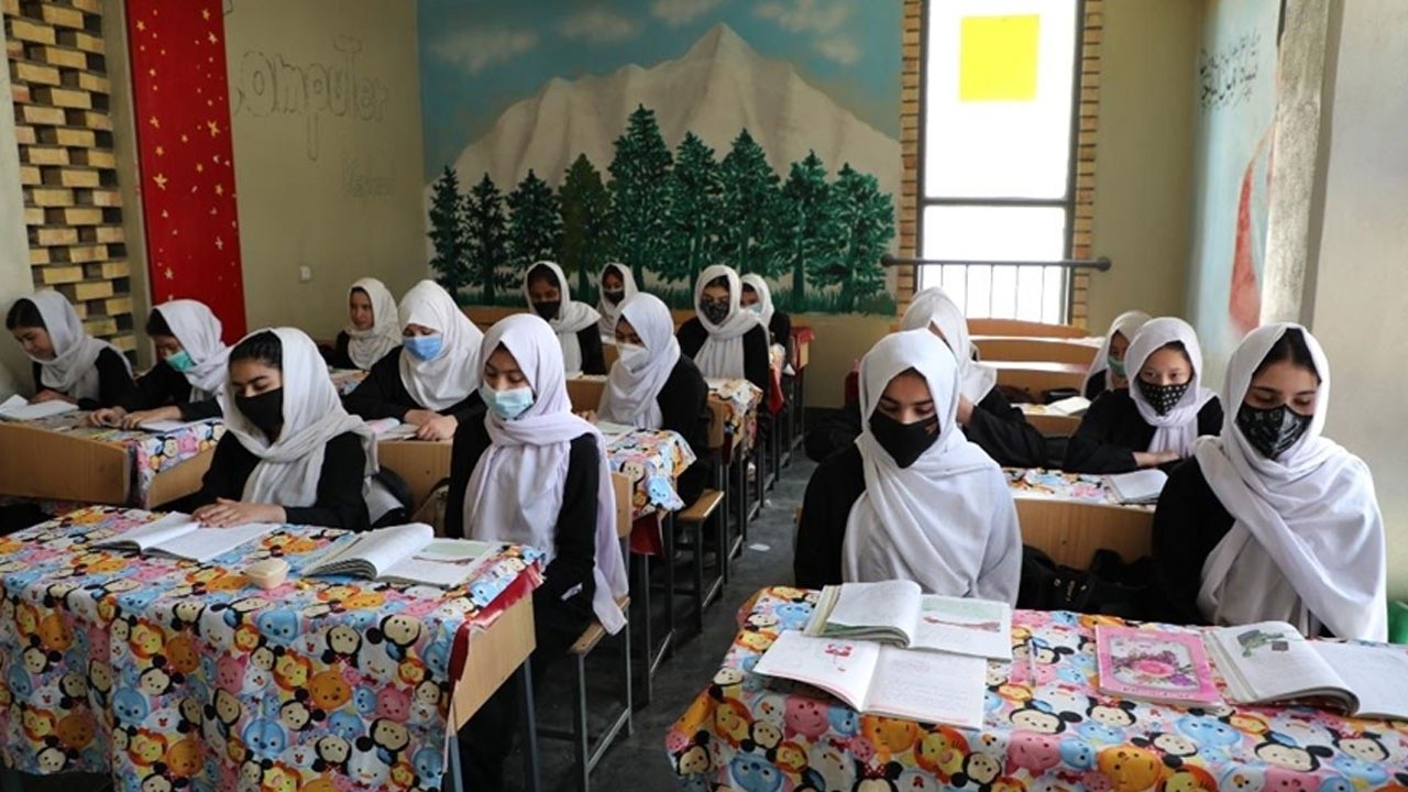 Taliban yakında Afganistan&#039;ın tamamında kızların ortaokula gitmesine izin verecek