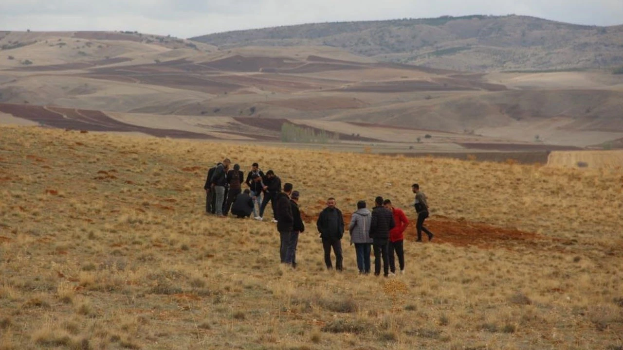 Toprağa gömülen cesedin kafatasını çoban buldu
