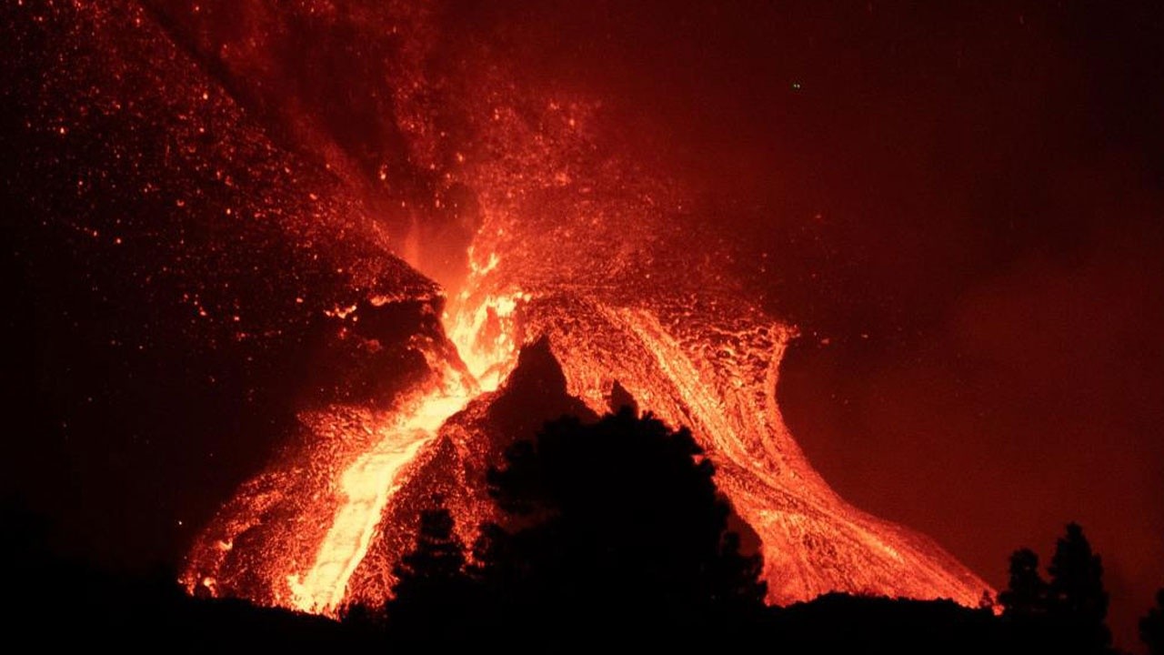 Yanardağ bir aydır lav püskürtüyor: Patlamaların şiddeti arttı