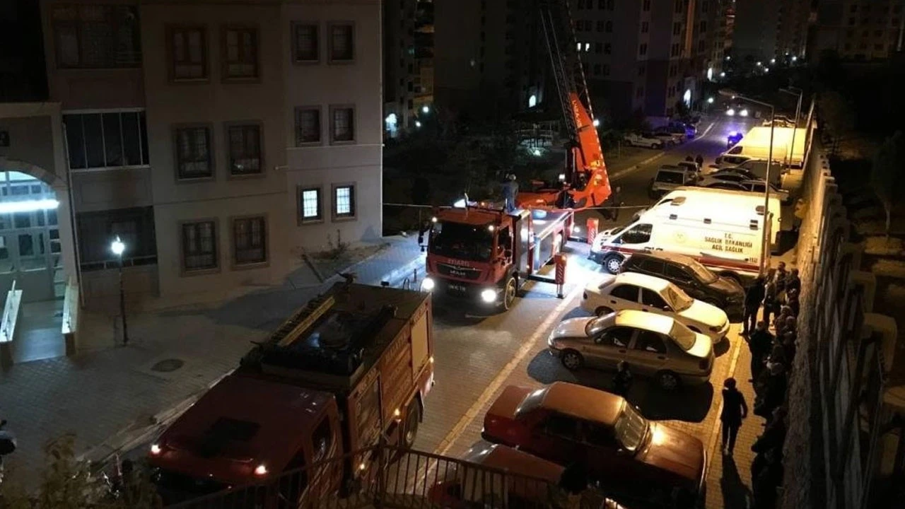 Yaşadığı evi ateşe veren yaşlı kadın, ekiplere direndi
