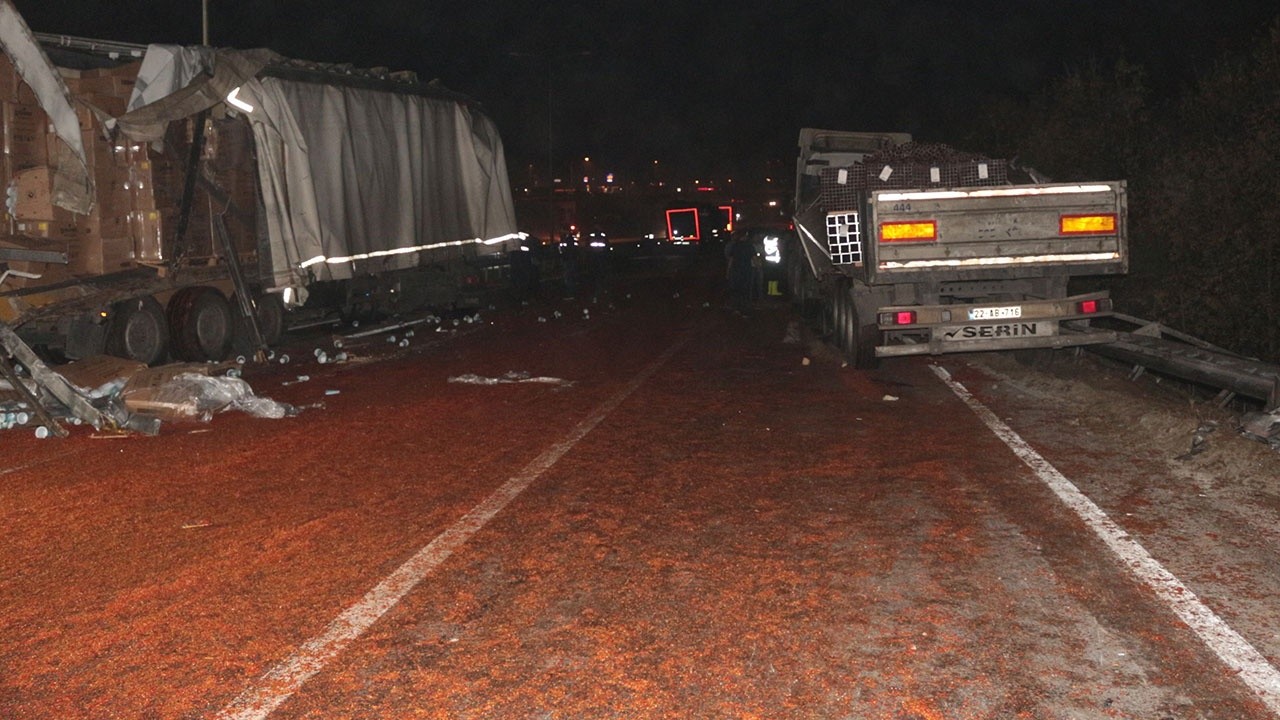 Yola dökülen salçalar yüzünden 18 araç kaza yaptı