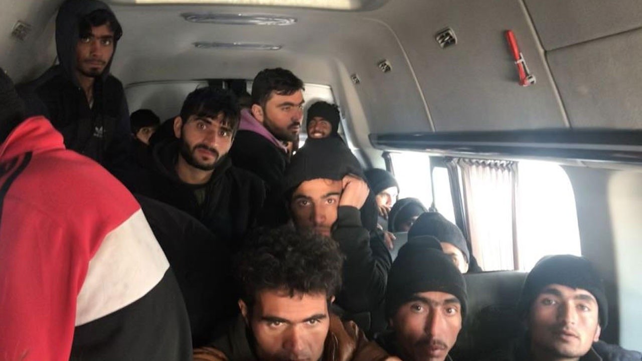 17 kişilik minibüsten 38 göçmen çıktı