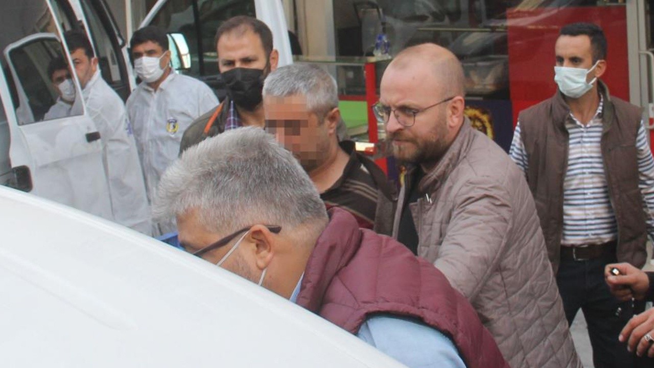 Adana&#039;da bir haftada ikinci baba cinayeti! Oğlu, boğazını keserek öldürdü
