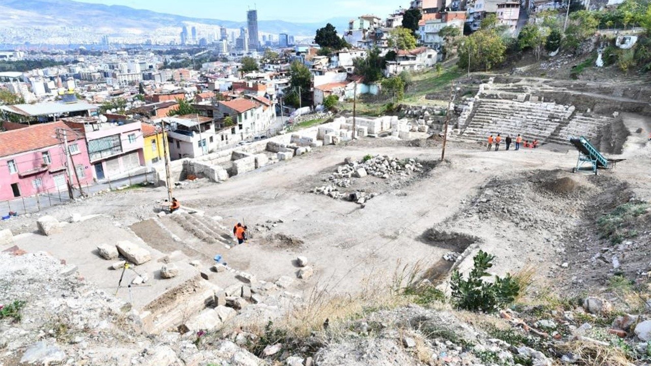 Akdeniz&#039;de bir ilk! İzmir&#039;deki antik tiyatro kulisinde ilk tuvalet bulundu