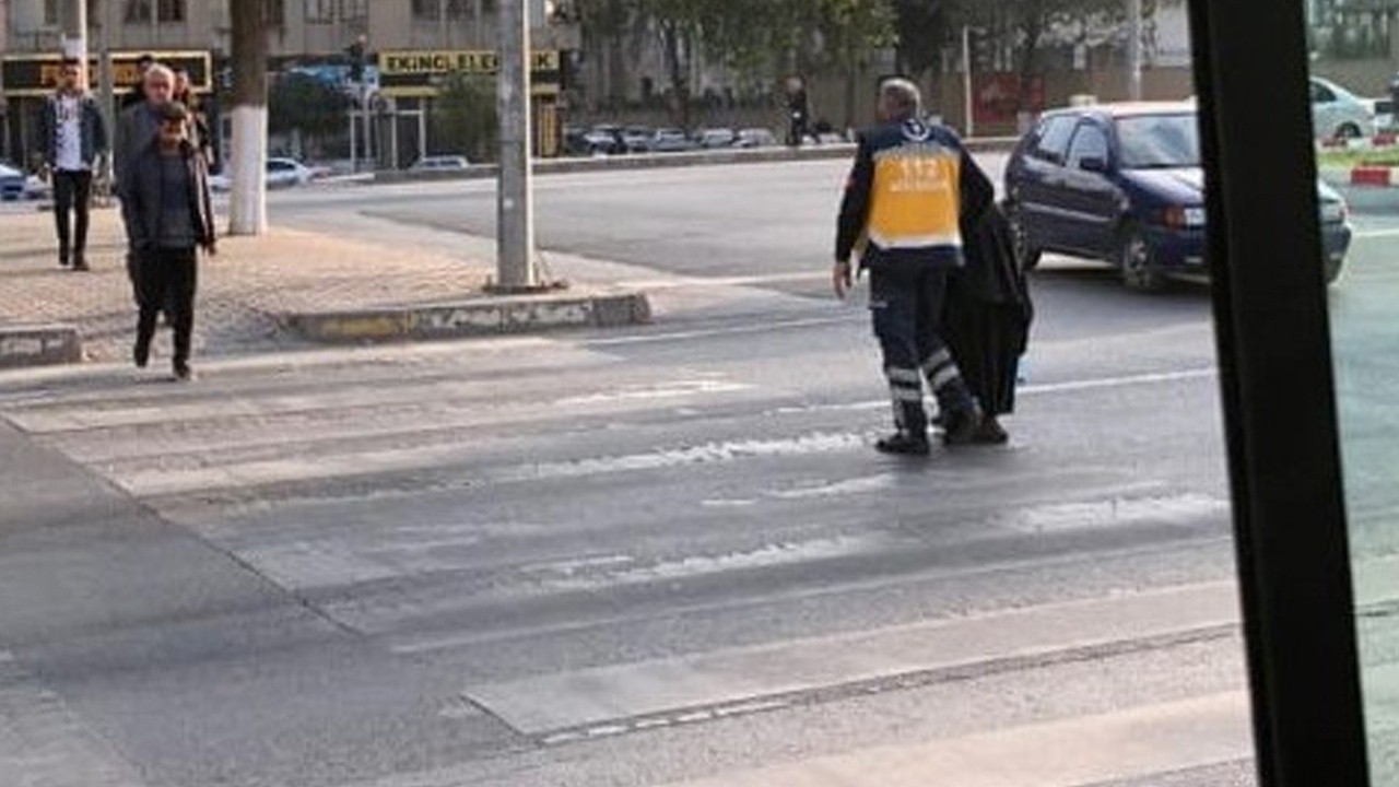 Ambulansı bıraktı, yaşlı kadının yardımına koştu