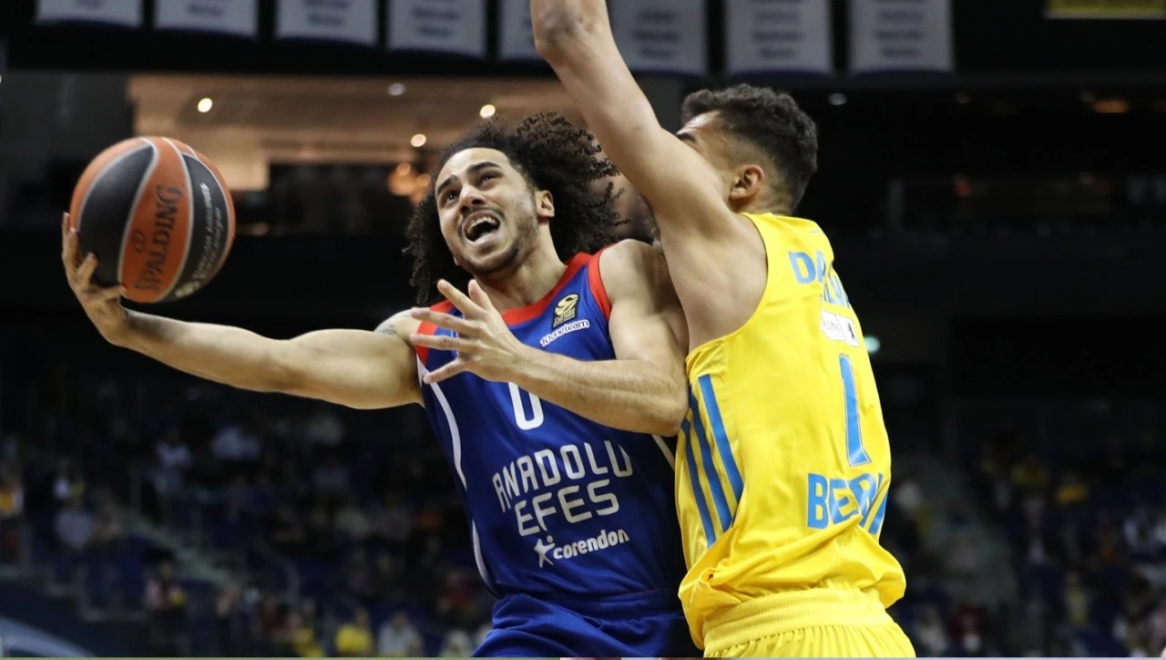 Anadolu Efes farklı kazandı