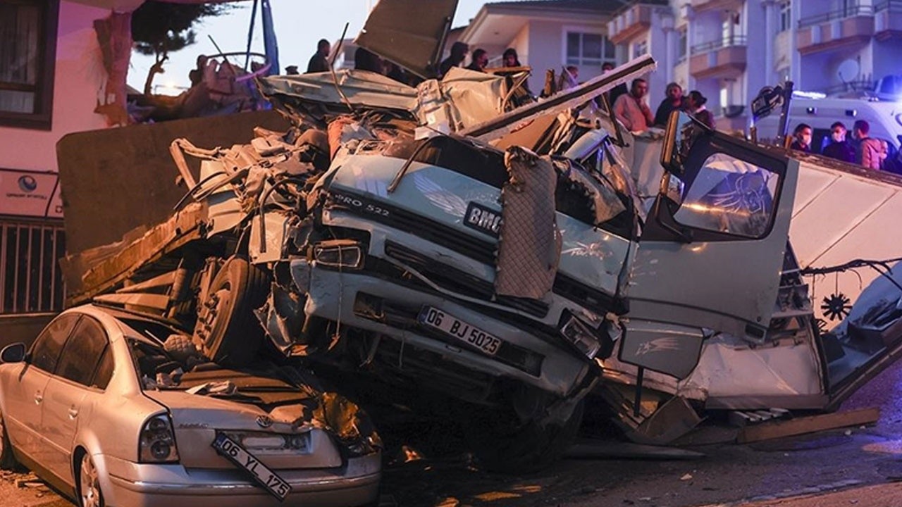 Ankara’da freni boşalan kamyon araçları ezdi