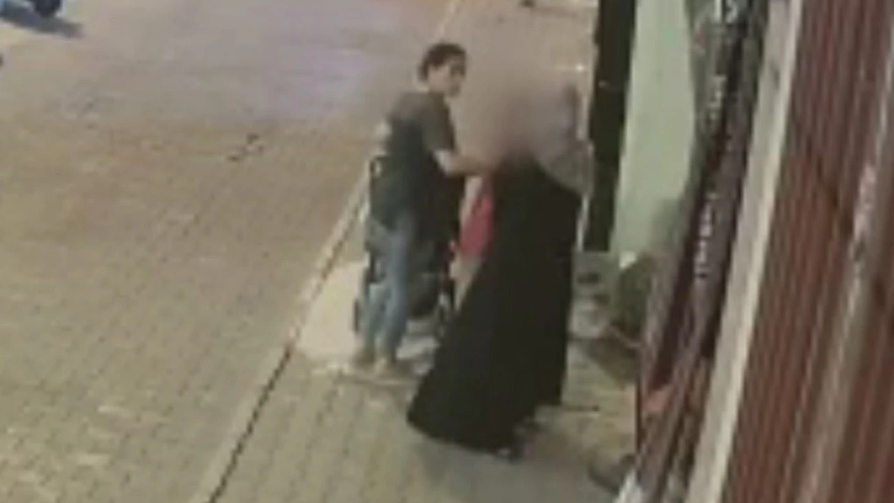 Annesinin yanında kaçırmaya çalıştı! Kabus anları kamerada