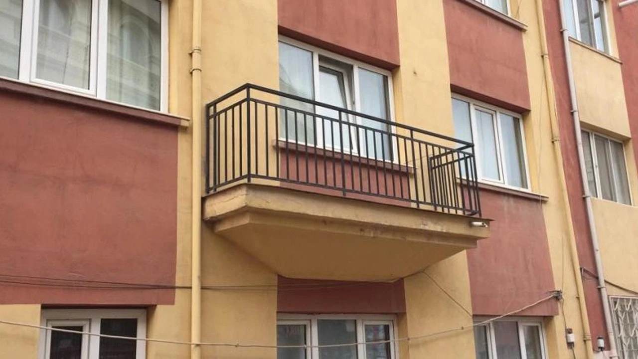 Apartmanda tek balkon var ama onun da kapısı yok