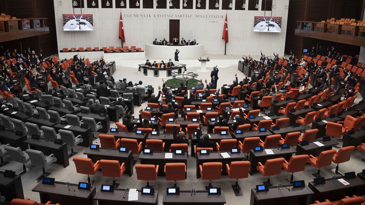 Azerbaycan tezkeresi 4 partinin oylarıyla Meclis&#039;ten geçti