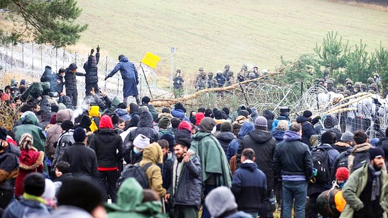 Binlerce göçmen sınırda beklerken Polonya Belarus sınırını kapattı