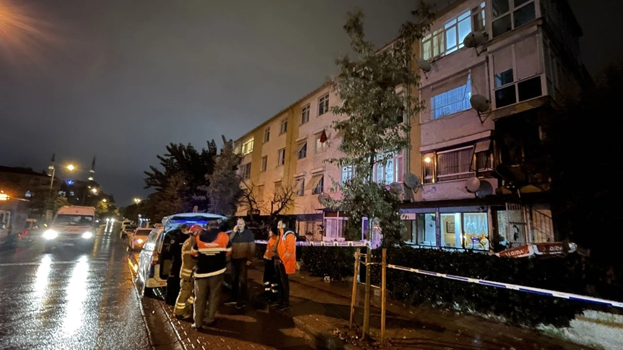 Büyükçekmece’de 4 katlı binanın bahçesinde çökme
