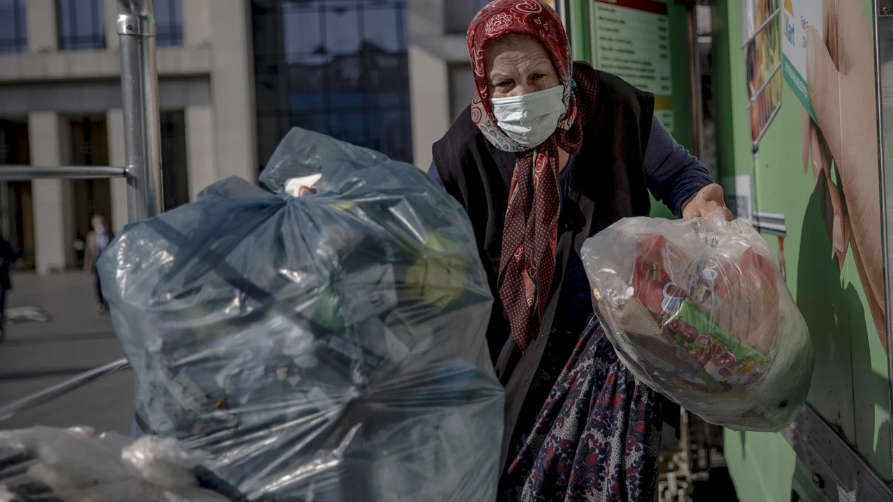 Çöp atıkları ile 870 milyon liralık market alışverişi yaptılar