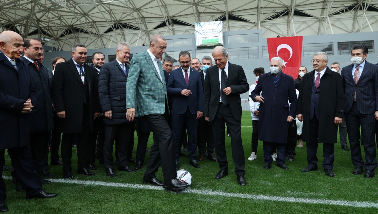 Cumhurbaşkanı Erdoğan, Alsancak Stadı&#039;nın açılışını yaptı