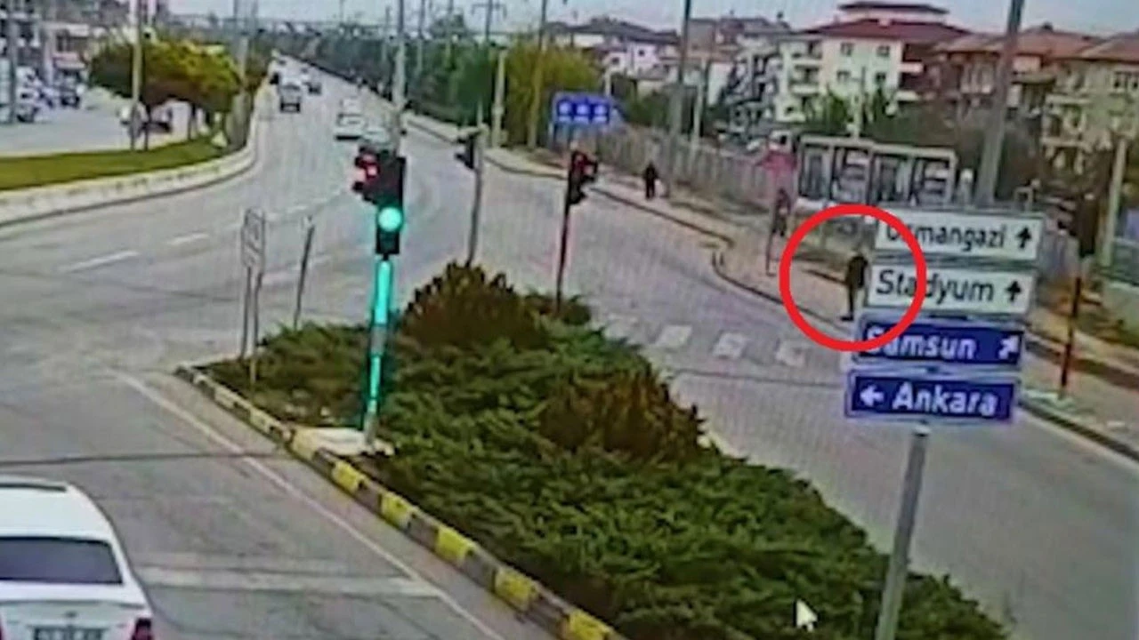 Dengesini kaybeden yaşlı adam kafasını kamyona çarpıp öldü