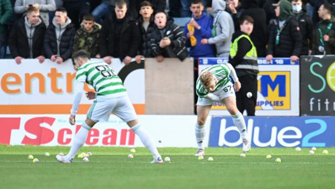 Dundee-Celtic maçında tenis toplu protesto