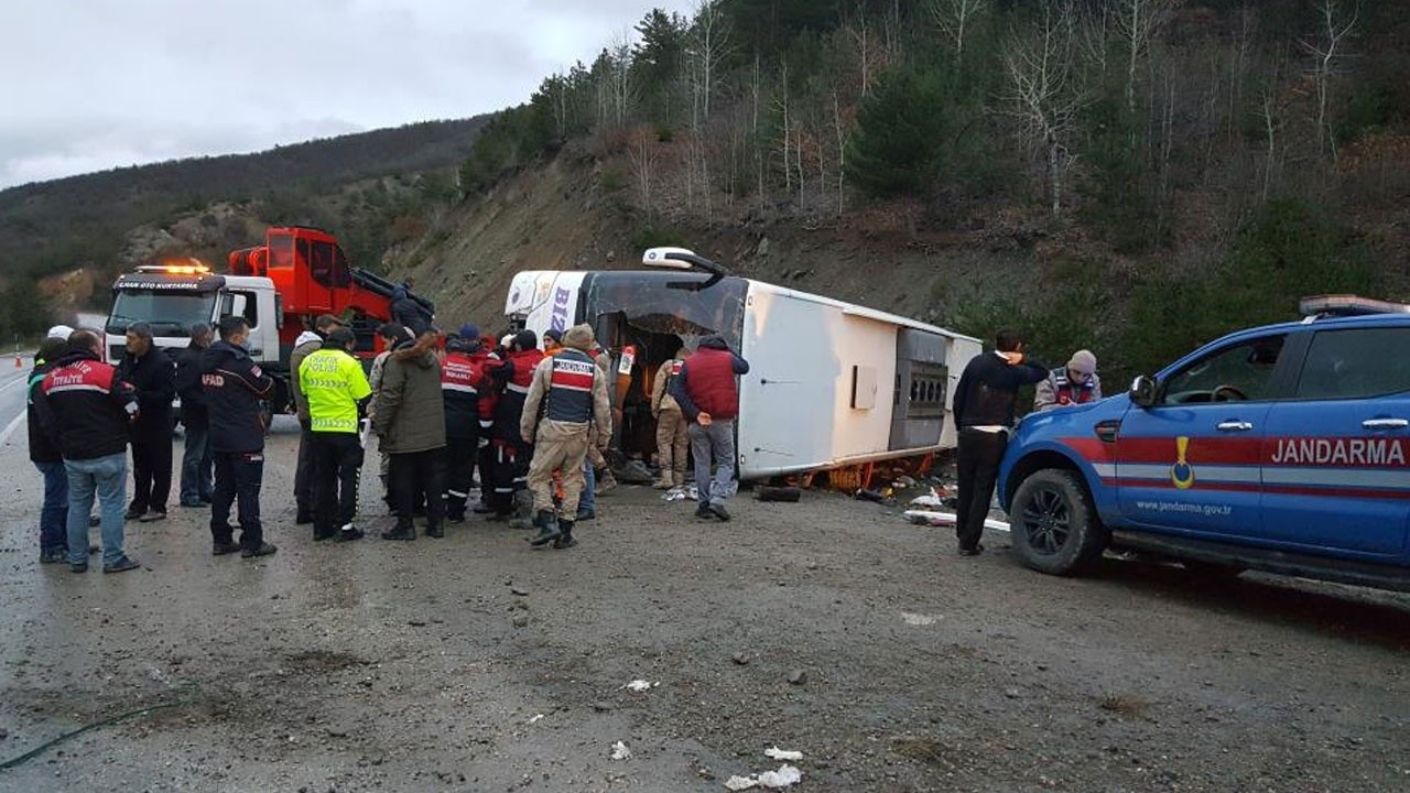 Erzincan’da yolcu otobüsü devrildi: 24 yaralı