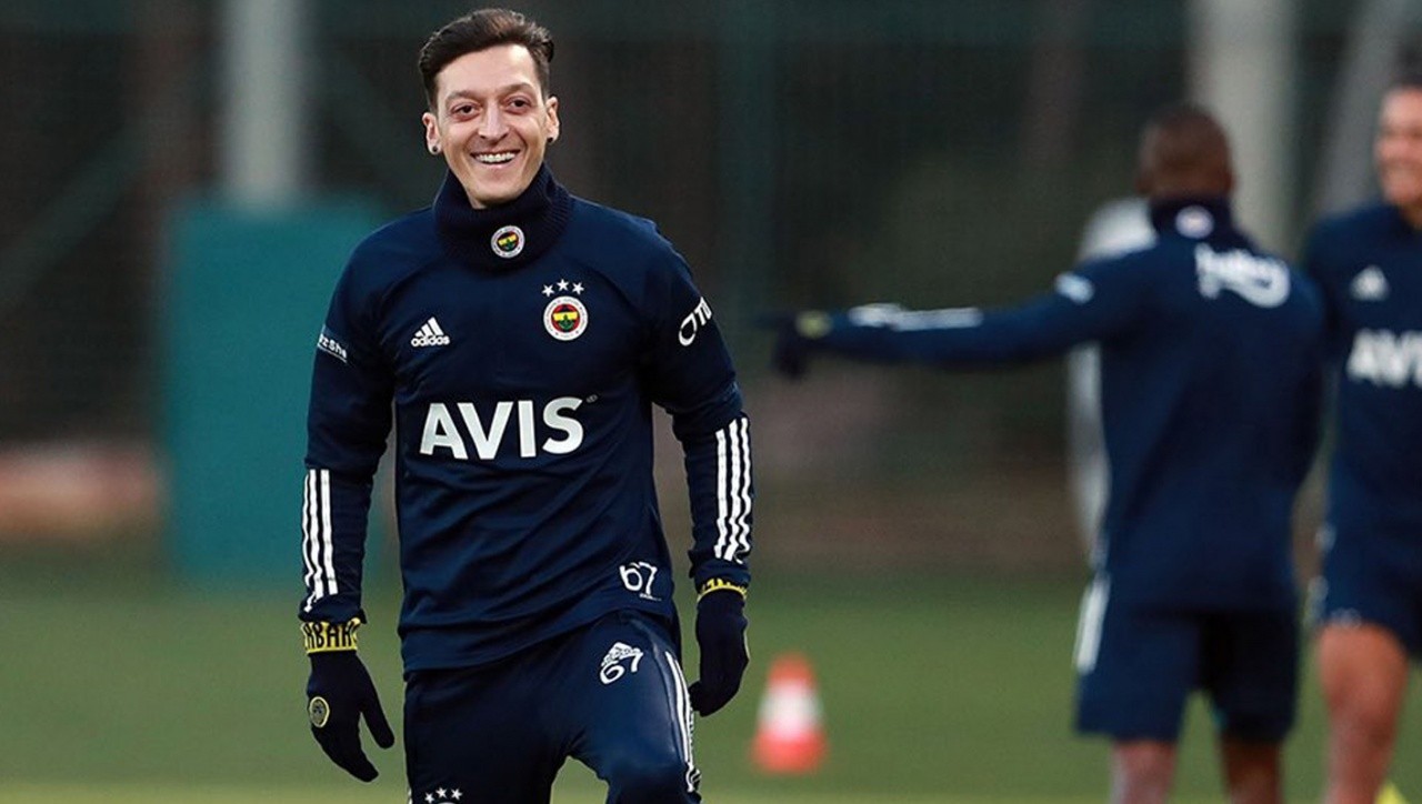 Fenerbahçe&#039;de Mesut Özil&#039;den takım arkadaşlarına uyarı!