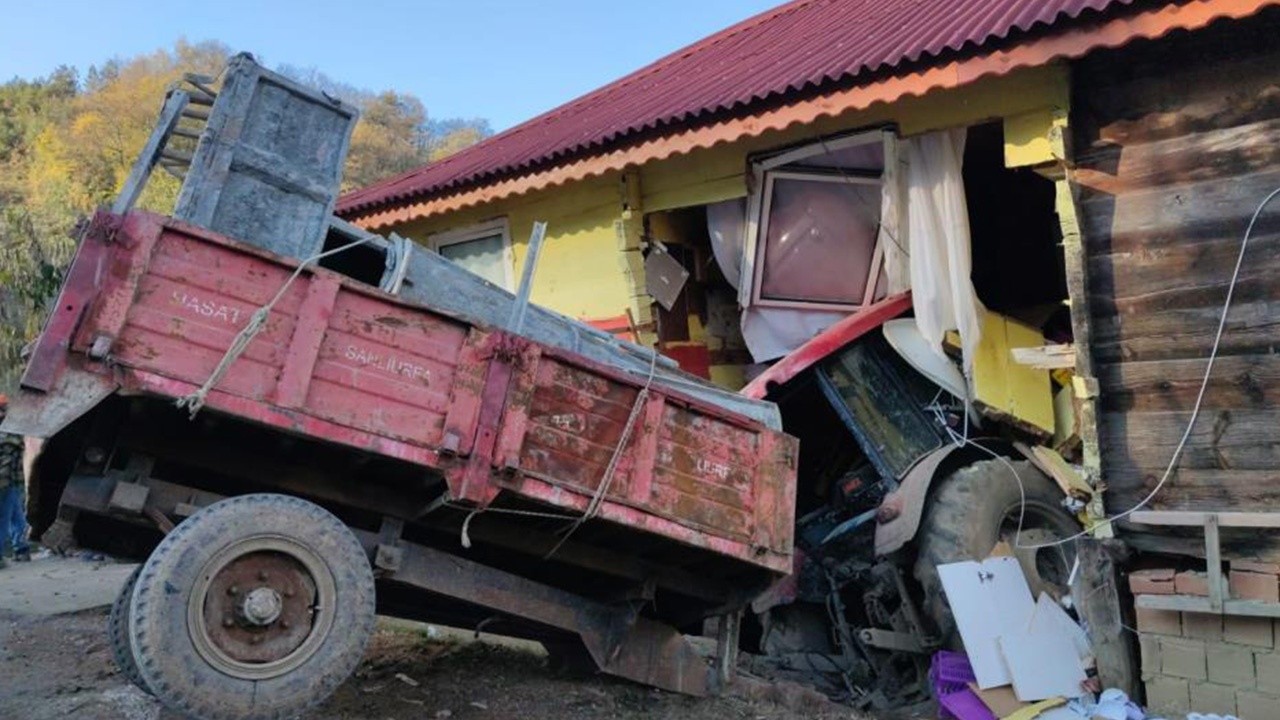 Freni boşalan traktör eve daldı, sürücü kendini dışarı zor attı