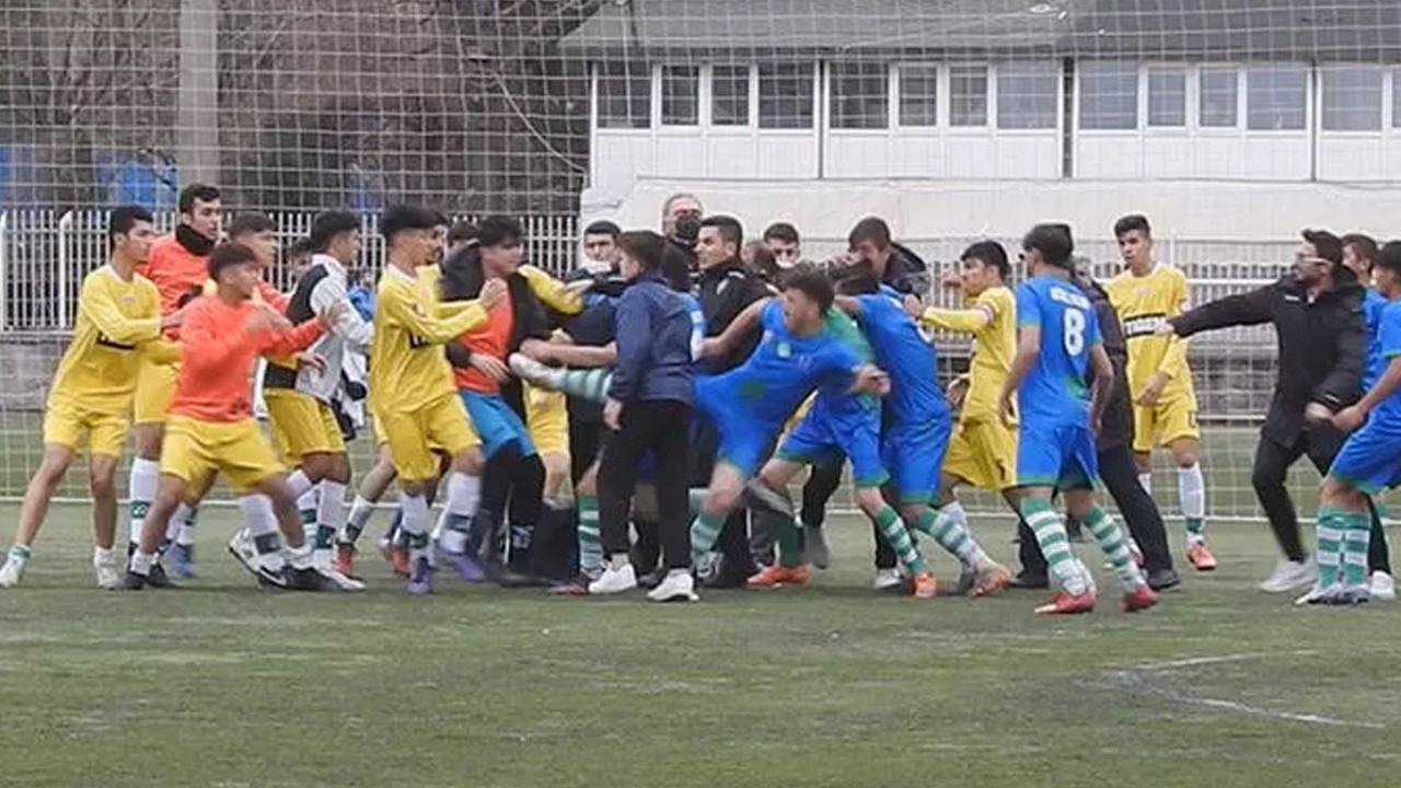 Futbolculuğu bırakıp boksörlüğe soyundular: Kırmızı kartlar havada uçtu