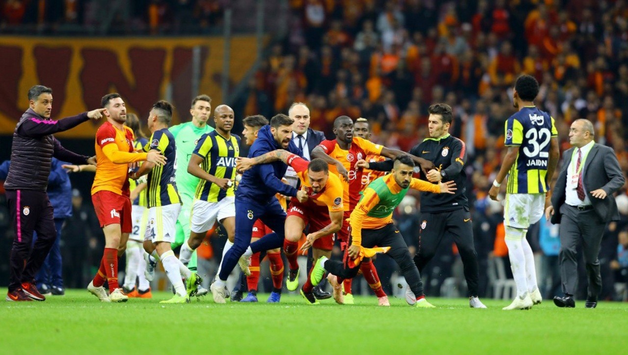 Galatasaray-Fenerbahçe derbileri olaylı geçiyor!