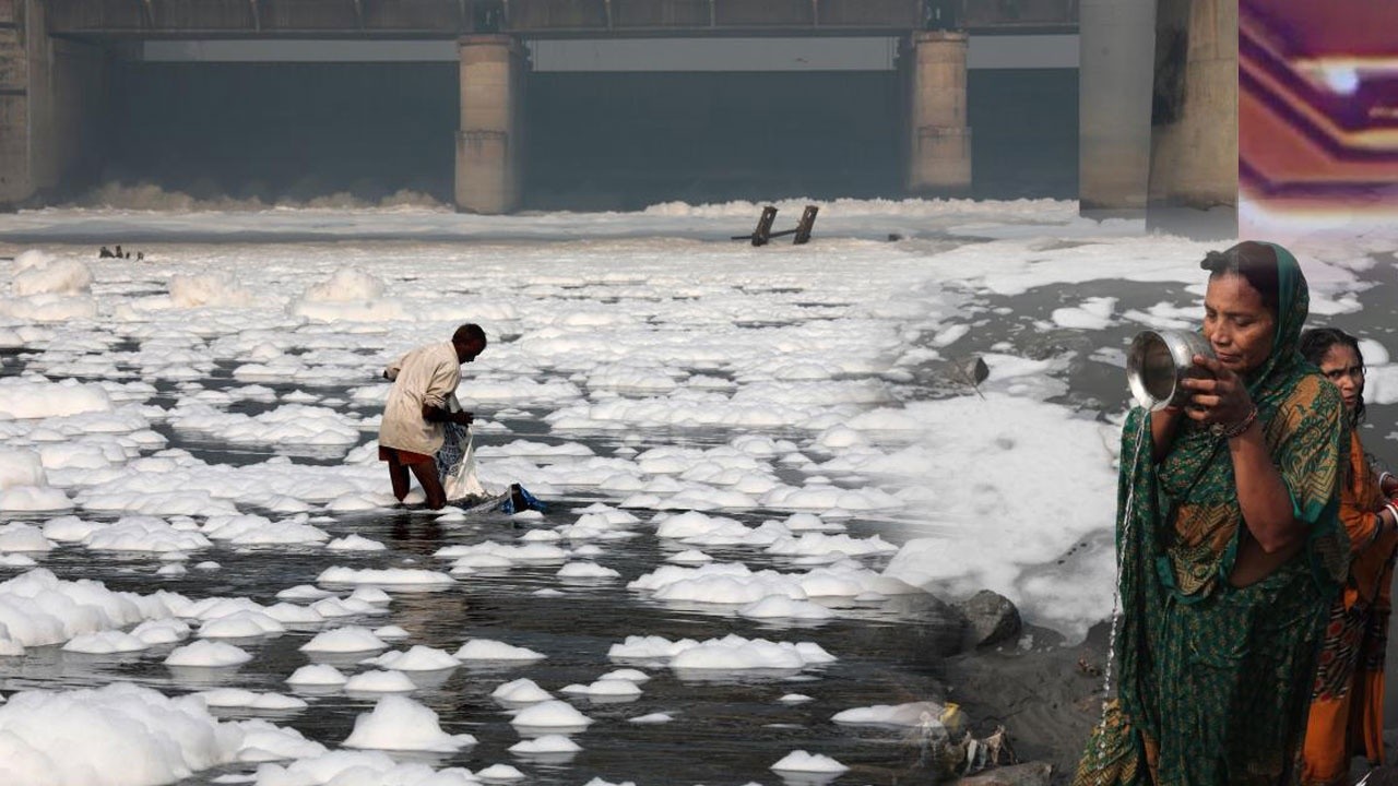 Hindistan&#039;daki nehir zehirli köpüklerle kaplandı