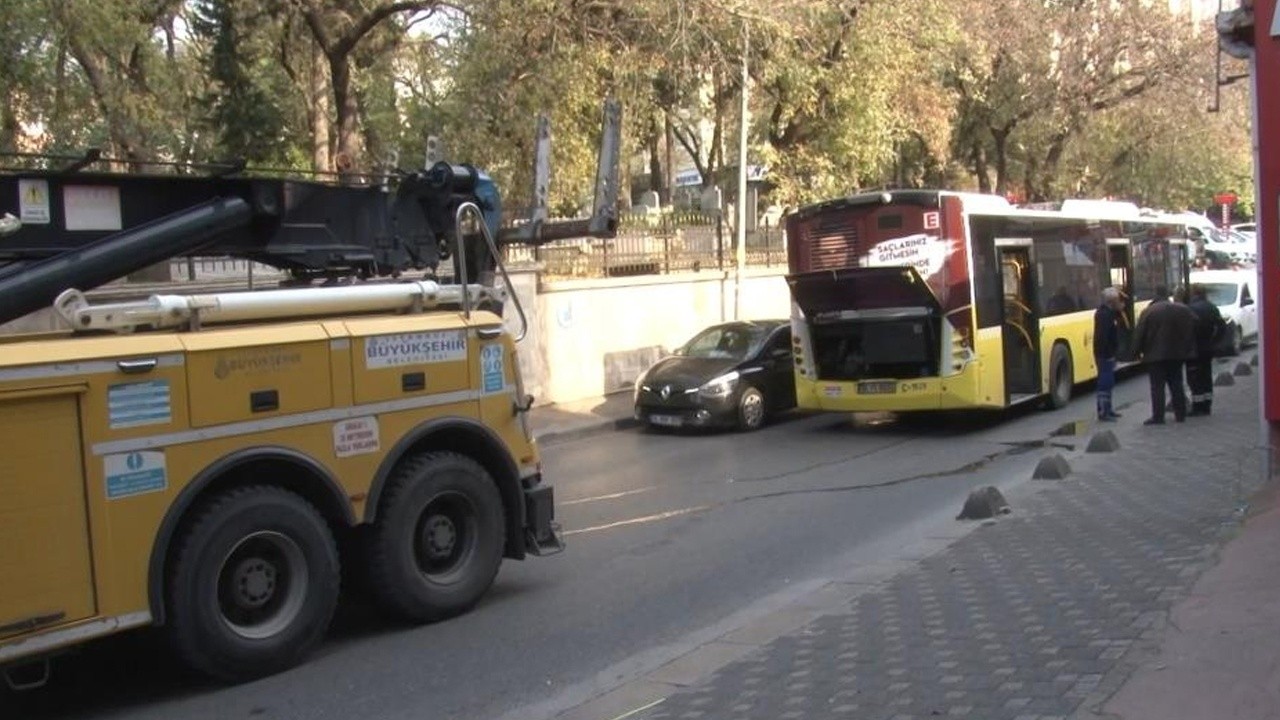 İETT aracı yolda kaldı, sürücü caddeyi trafiğe kapattı