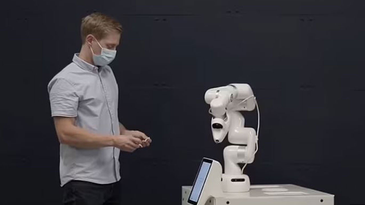 Çok konuşulacak teknoloji! İğnesiz aşı yapan robot geliştirdiler!