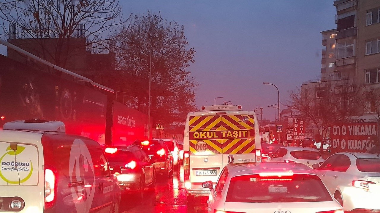 İstanbul’daki lodos trafiği felç etti