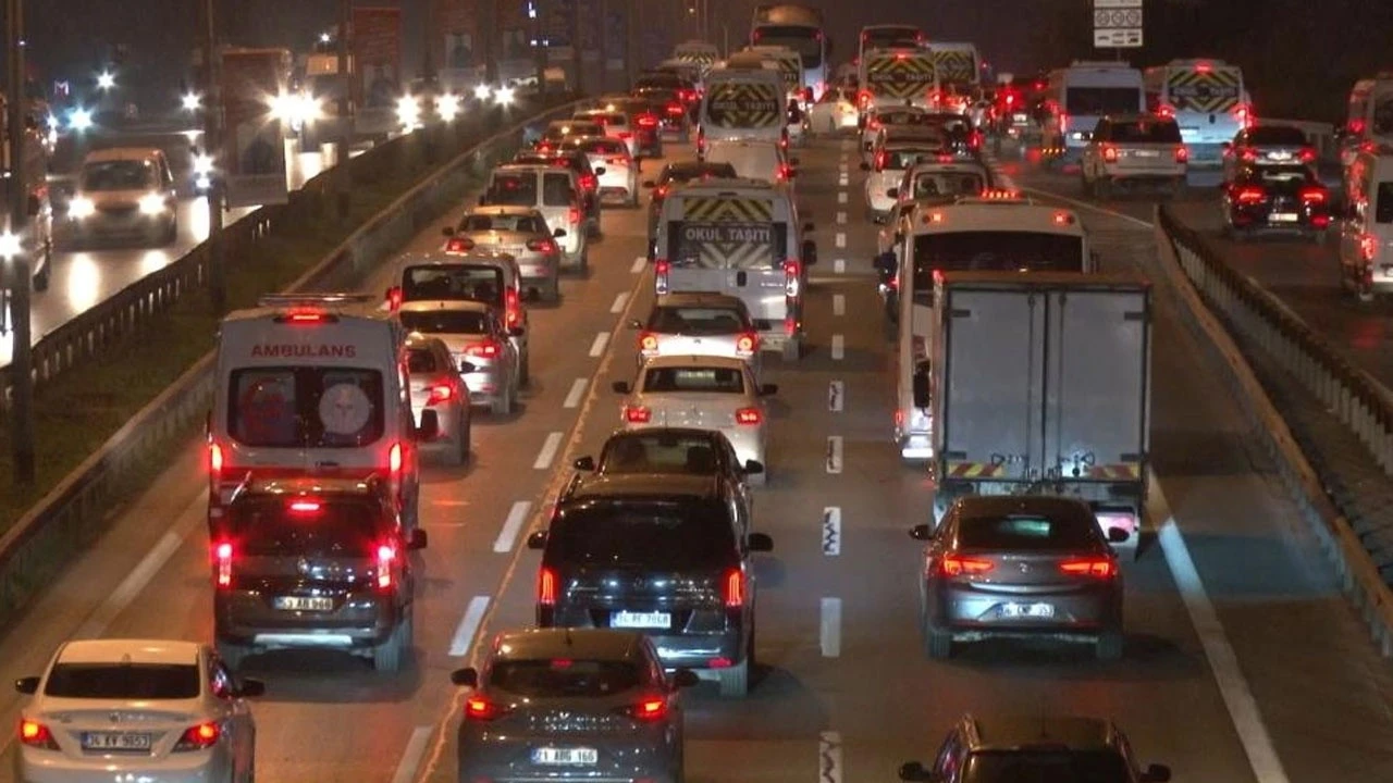 İstanbul trafiğinde pazartesi yoğunluğu