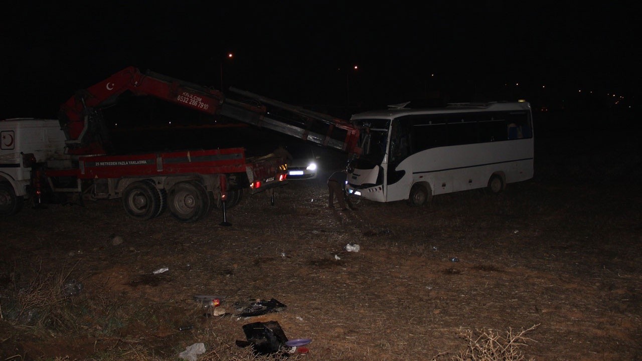 İzmir’de işçileri taşıyan servisler çarpıştı