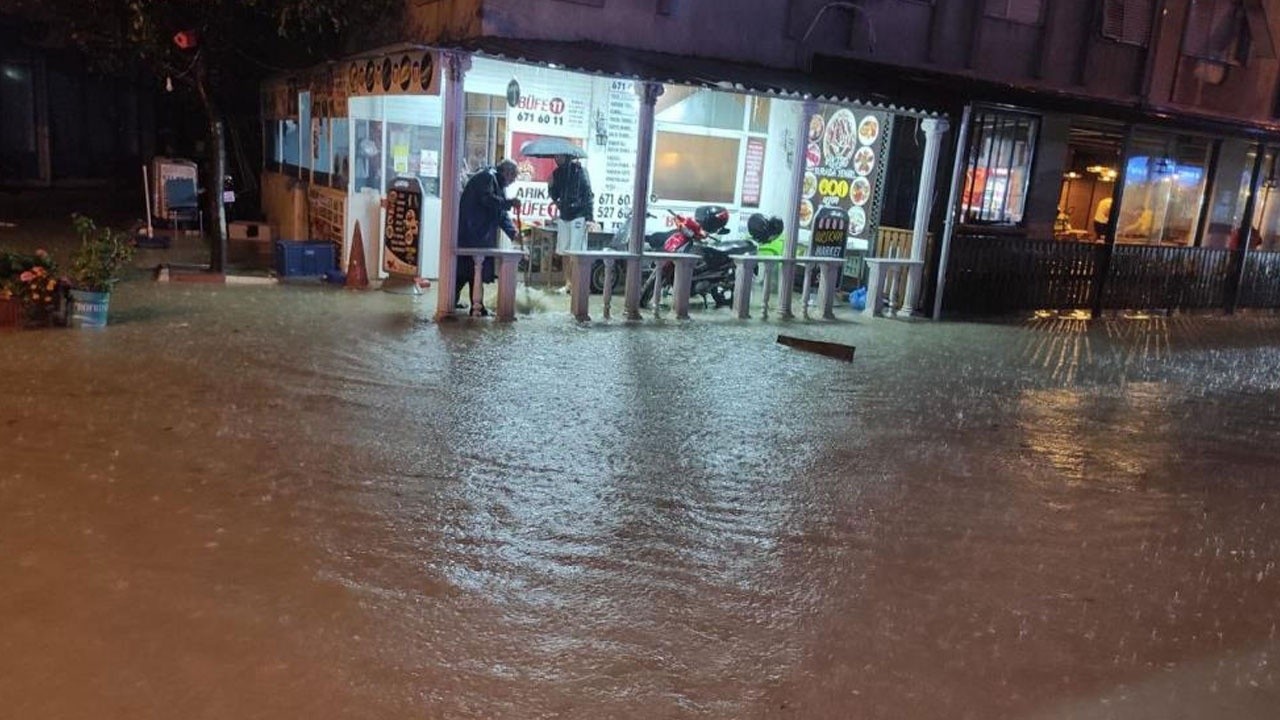 İzmir’i yağmur ve fırtına vurdu