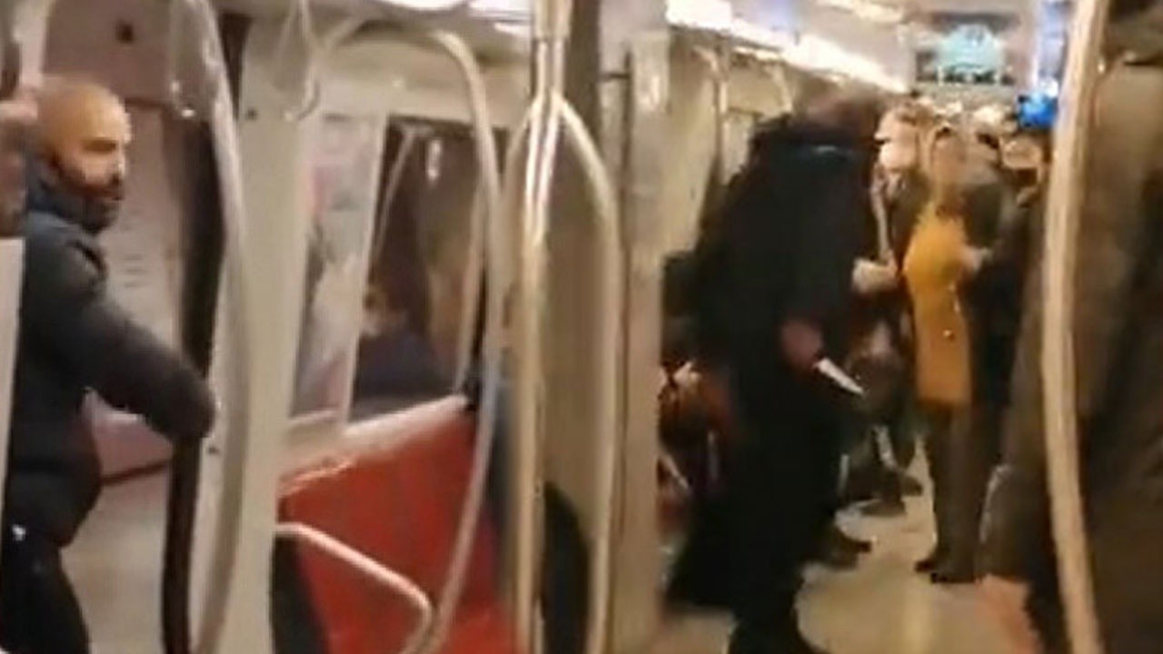 Kadıköy metrosunda korku dolu anlar: Kadın yolcuya bıçak çekti