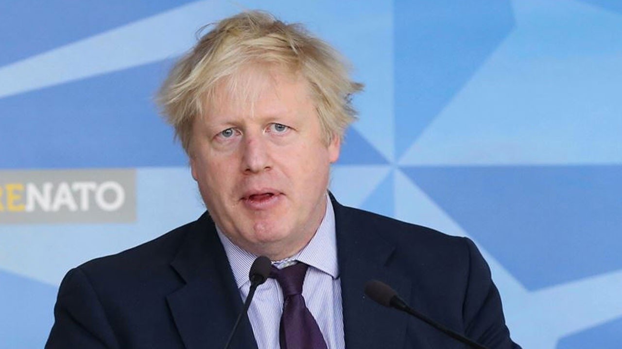 Konuşma metnini kaybeden Boris Johnson alay konusu oldu