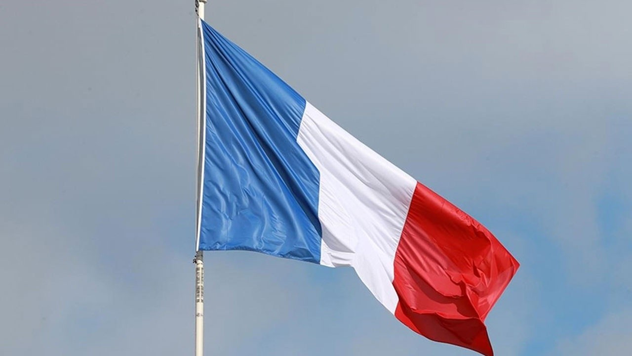 Macron Fransa bayrağının rengini değiştirdi
