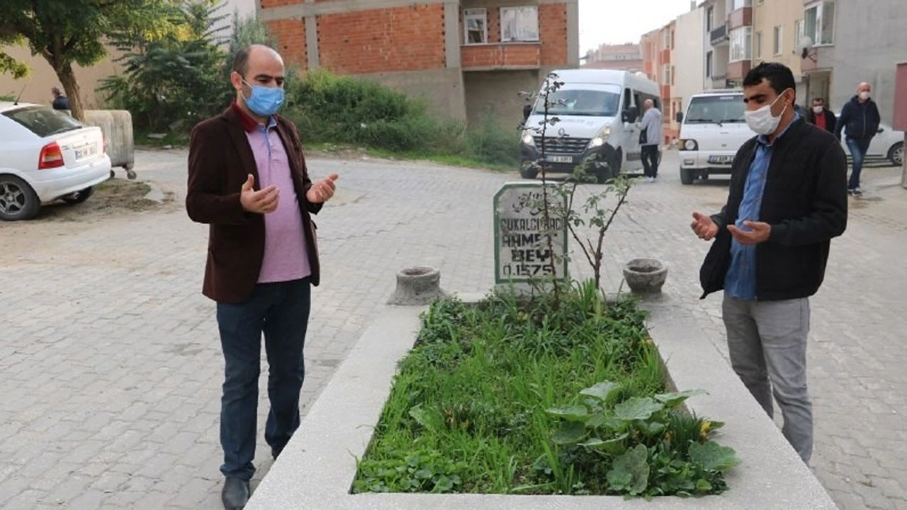 Muhtarın yok dediği yol ortasındaki mezara mahalleli sahip çıktı
