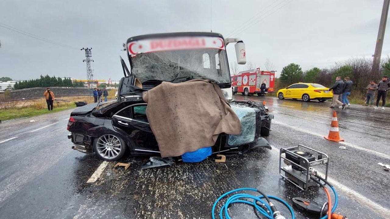 Otomobil ile işçi servisi çarpıştı: 2 ölü, 15 yaralı