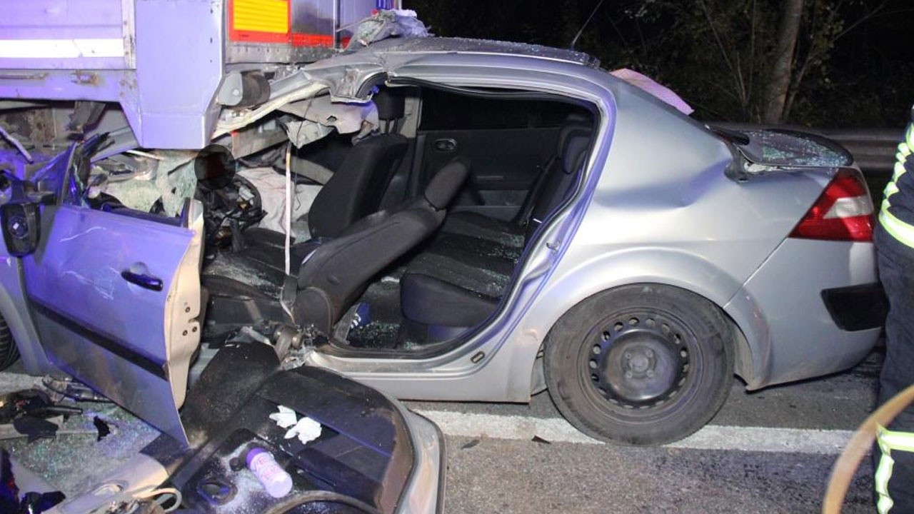 Otomobil tırın altına girdi: Sürücüyü kurtarmak için ekipler zamanla yarıştı