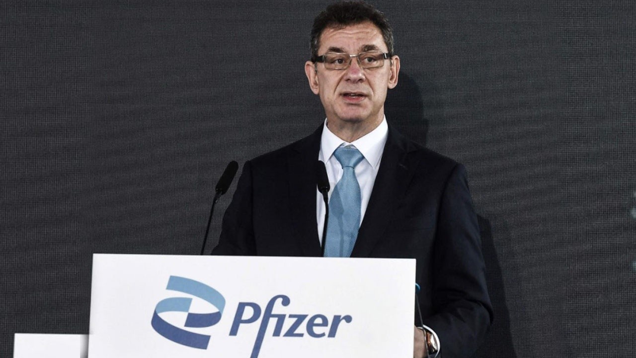 Pfizer&#039;ın CEO&#039;su aşı karşıtlarına sert çıktı: Milyonlarca kişinin ölümüne neden oldular