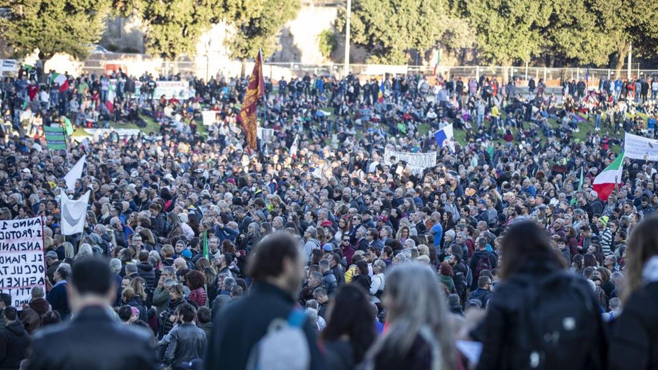 Roma&#039;da koronavirüse davetiye: Binlerce kişi Yeşil Geçiş sertifikasını protesto etti
