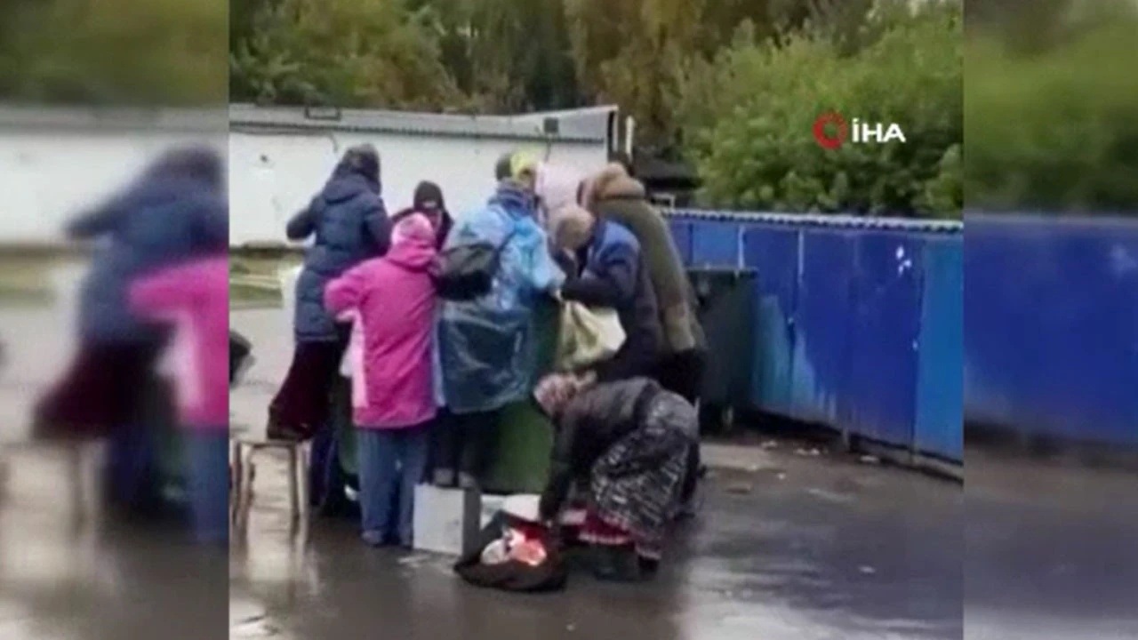 Rusya'da infiale neden olan görüntüler: Yaşlılar çöpten besleniyor