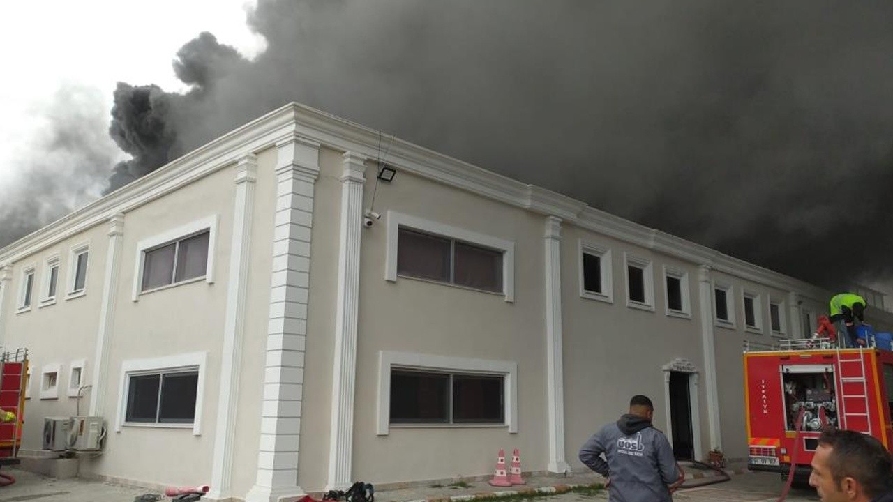 Son dakika! Uşak&#039;ta korkutan yangın: Tekstil fabrikası alevlere teslim oldu