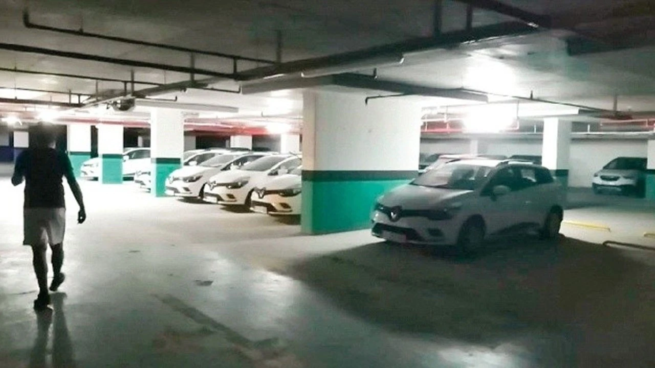 Otomobil stokçuları dev sitelerin otoparkına çöktüler!