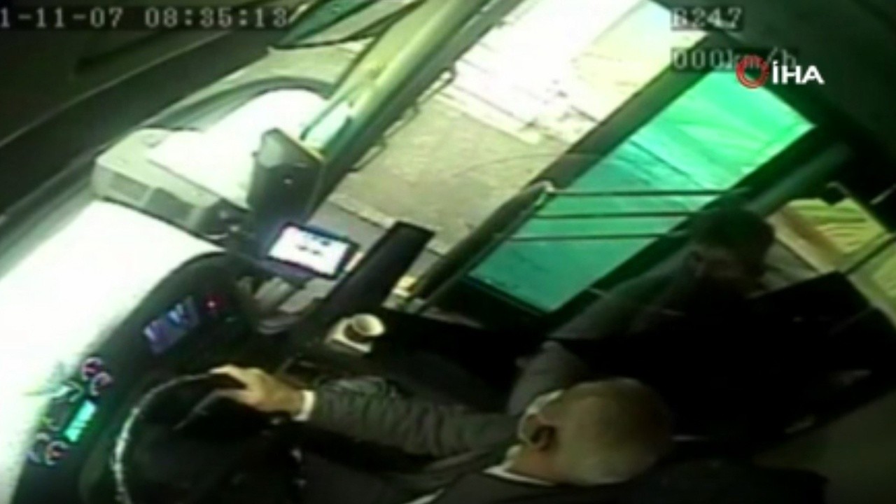 Uyardığı yolcunun bıçakladığı otobüs şoförünün hayatını ruhsatı kurtardı